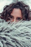 mujer con ropa histórica de invierno ucraniana - gunia, abrigo de piel de oveja foto