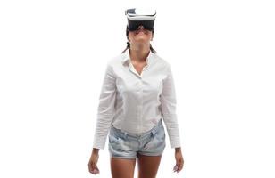 mujer con gafas de realidad virtual. concepto de tecnología futura. foto