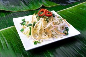 comida vietnamita. sabrosa comida vietnamita servida en la parte superior de una hoja de plátano. foto