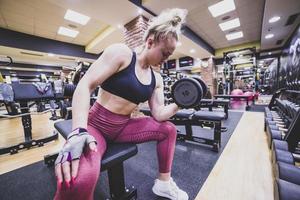 mujer haciendo ejercicio en el gimnasio. foto