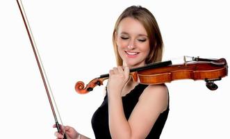 hermosa chica rubia natural tocando el violín. aislado en blanco foto
