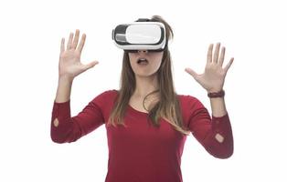 mujer con gafas de realidad virtual. concepto de tecnología futura. foto