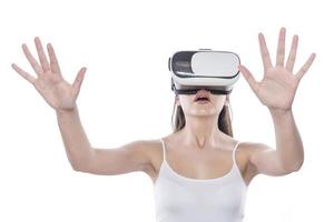 mujer con casco de realidad virtual vr con interfaz foto