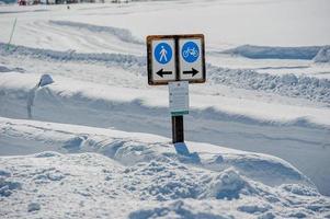 fuertes nevadas en la montaña foto