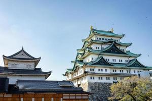 castillo de nagoya con un cielo despejado durante el condimento de hojas de otoño. el castillo de nagoya es un hito principal en chubu central de japón y tiene samuráis como símbolo del castillo. foto