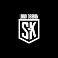 logotipo de juego inicial de sk con diseño de escudo y estrella vector