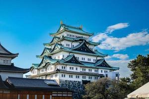 castillo de nagoya con un cielo despejado durante el condimento de hojas de otoño. el castillo de nagoya es un hito principal en chubu central de japón y tiene samuráis como símbolo del castillo. foto