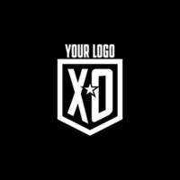 logotipo de juego inicial xo con diseño de escudo y estrella vector