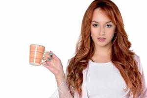 hermosa mujer bebiendo té, bebiendo café, retrato de estudio foto