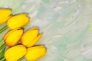 tulipanes amarillos sobre fondo verde con pinceladas. tarjeta de primavera día de la mujer, pascua, cumpleaños. copie el espacio foto