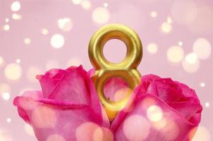 ramo de rosas rosadas con número ocho, bokeh. feriado, 8 de marzo, día internacional de la mujer. copie el espacio foto