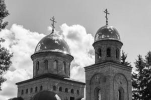 Cruz de la iglesia cristiana en alta torre campanario para la oración foto