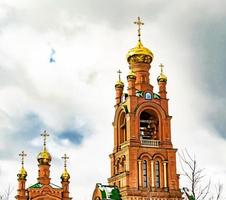 Cruz de la iglesia cristiana en alta torre campanario para la oración foto