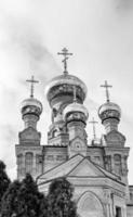 Cruz de la iglesia cristiana en alta torre campanario para la oración foto