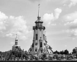 Cruz de la iglesia cristiana en alta torre campanario para la oración foto