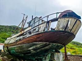 un viejo barco abandonado en la costa de islandia. foto