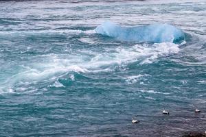 islandia, laguna jokulsarlon, icebergs turquesas flotando en la laguna glaciar en islandia. foto