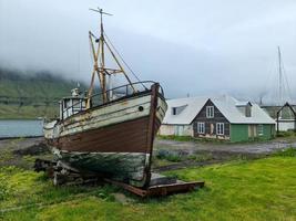 un viejo barco abandonado en la costa de islandia. foto
