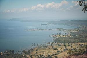 hin chang si punto de vista que puede ver el paisaje de la represa ubolratana debajo del cielo, montañas y lagos. foto