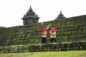 yogyakarta, indonesia - 20 de noviembre de 2022 el contingente de sleman temple run pasó la ruta escénica del templo barong, participaron en un concurso de trail running. foto