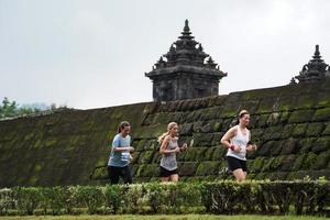 yogyakarta, indonesia - 20 de noviembre de 2022 el contingente de sleman temple run pasó la ruta escénica del templo barong, participaron en un concurso de trail running. foto
