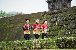 yogyakarta, indonesia - 20 de noviembre de 2022 el contingente de sleman temple run pasó la ruta escénica del templo barong, participaron en un concurso de trail running. foto