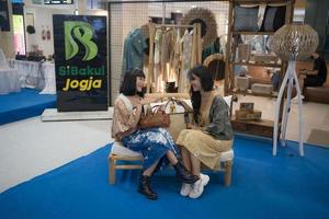 yogyakarta, indonesia - 03 de diciembre de 2022 elegantes modelos femeninos entre micro, pequeñas y medianas empresas, mostrando ropa atractiva, accesorios y propiedades. foto