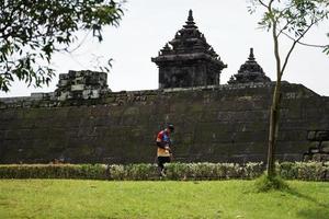 yogyakarta, indonesia - 20 de noviembre de 2022 el contingente de sleman temple run pasó la ruta escénica del templo barong, participaron en un concurso de trail running. foto