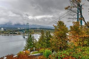 puente lions gate - vancouver, canadá foto