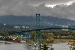 puente lions gate - vancouver, canadá foto