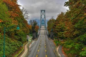 puente lions gate - vancouver, canadá foto