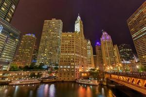 horizonte del río chicago en la noche foto