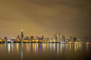 horizonte de chicago en la noche foto