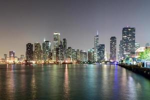 horizonte de chicago desde el muelle de la marina foto