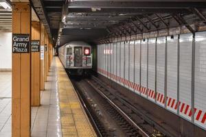 Nueva York - 20 de abril de 2018 - 3 trenes que salen de la estación de metro Grand Army Plaza en el metro de Nueva York en Brooklyn, Nueva York foto