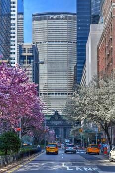 ciudad de nueva york - 14 de abril de 2018 - edificio metlife y horizonte de midtown desde park avenue en manhattan, ciudad de nueva york. foto