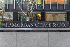 nueva york - 14 de abril de 2018 - el cartel corporativo frente al edificio de oficinas jp morgan chase co en park avenue en la ciudad de nueva york. foto