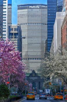 ciudad de nueva york - 14 de abril de 2018 - edificio metlife y horizonte de midtown desde park avenue en manhattan, ciudad de nueva york. foto