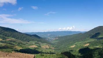 laps de temps de nuages se déplaçant à travers les montagnes et la vallée avec un ciel bleu video