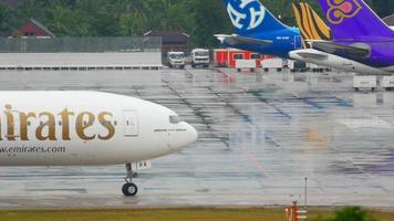 phuket, thailand 3 december 2016 - släpper ut boeing 777 a6 epa taxining före avgång från phukets flygplats. video