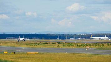 frankfurt am main, alemanha, 4 de setembro de 2015 - airbus 320 na aterrissagem da aliança estrela na pista 25l e frenagem. mancha não oficial em fraport em setembro. 4, 2015 video