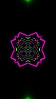voando por um túnel de néon multicolorido com figuras em forma de diamante. vídeo de caleidoscópio em loop vertical video