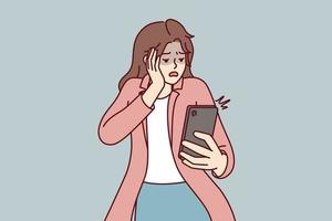 una mujer asustada mira el teléfono móvil después de ver un mensaje sms desagradable. chica vendiendo por intimidación en las redes sociales leyendo comentarios desagradables a través de un smartphone. ilustración vectorial plana vector