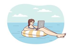 joven mujer exitosa flota sobre un colchón de aire en el mar con una computadora portátil en el regazo en un soleado resort tropical. la chica independiente disfruta tomando el sol y trabajando con la computadora al mismo tiempo. ilustración vectorial plana vector