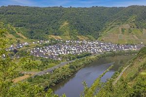 vista del bucle de mosel cerca del pueblo de bremm en renania-palatinado foto