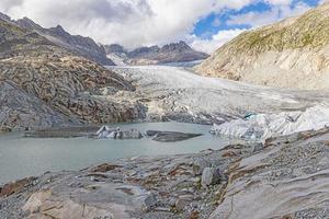 vista del lago glacial del glaciar rhone en suiza foto