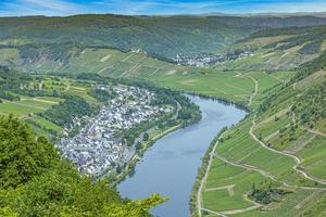 vista del pueblo vinícola neef cerca del mosel loop bremm foto