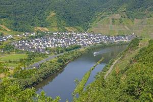 vista del circuito de mosel cerca del pueblo de bremm foto