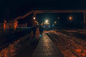 plataforma de la estación de tren en la noche en invierno foto