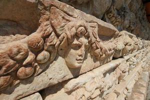 relieve de máscara antigua en la ciudad antigua de aphrodisias en aydin, turkiye foto